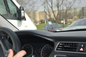Egzamin na prawo jazdy zaraz po kursie – czy warto się spieszyć ?